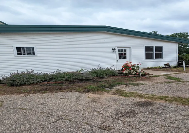 3rd image of 950 W 40Th St, Fremont, MI 49412 | MLS# 65026019090