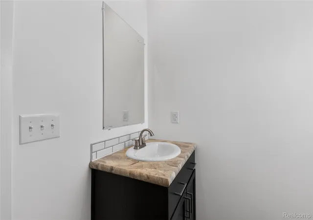 Photo 4 of Single family home for sale at 7551 Packard Ave, Warren, MI 48091 | MLS# 20261030311 | Listing updated on 2026-08-20