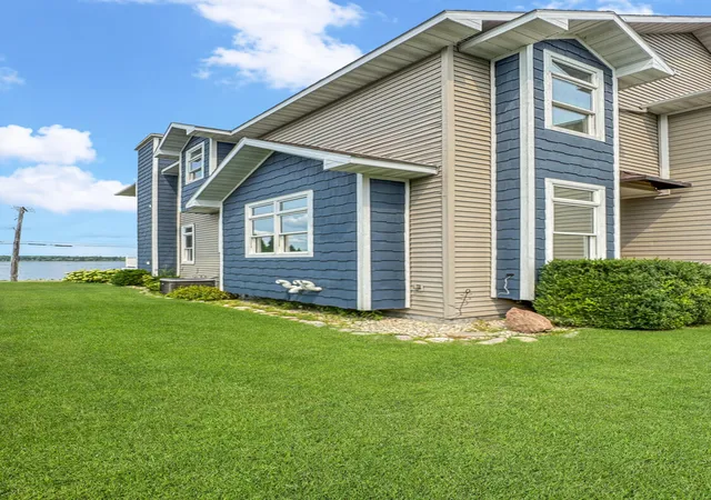 Photo 3 of Single family home for sale at 2121 Sunnyside Dr, Cadillac, MI 49601 | MLS# 72026019297 | Listing updated on 2026-08-14