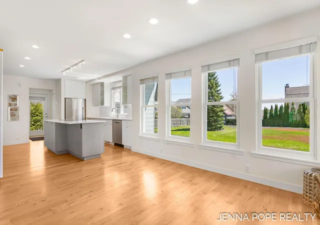 Photo 5 of Single family home for sale at 17554 Grand River Ave, Spring Lake, MI 49456 | MLS# 71026019380 | Listing updated on 2026-09-01