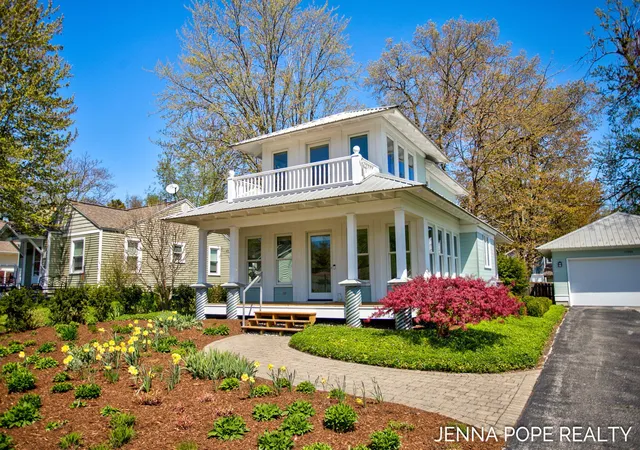 Photo 3 of Single family home for sale at 17554 Grand River Ave, Spring Lake, MI 49456 | MLS# 71026019380 | Listing updated on 2026-09-01