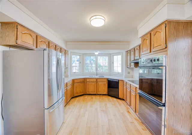 5th image of 27966 Trailwood Ct, Farmington Hills, MI 48331 | MLS# 20261030576