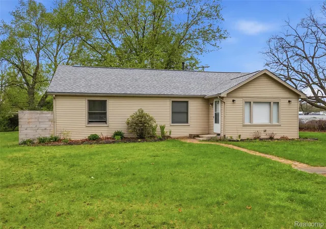 Photo 3 of Single family home for sale at 20052 Pine St, Brownstown Charter Township Wayne, MI 48183 | MLS# 20261030602 | Listing updated on 2026-09-09