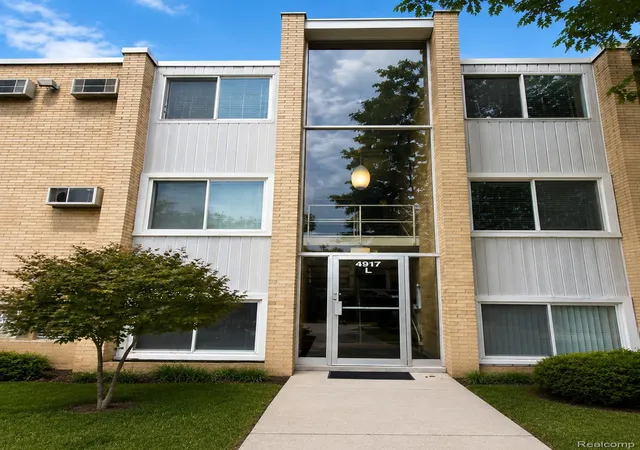 Listing Photo 1 - Condo for sale in building located at 4917 Crooks Rd, Royal Oak, MI 48073 - Unit #L5