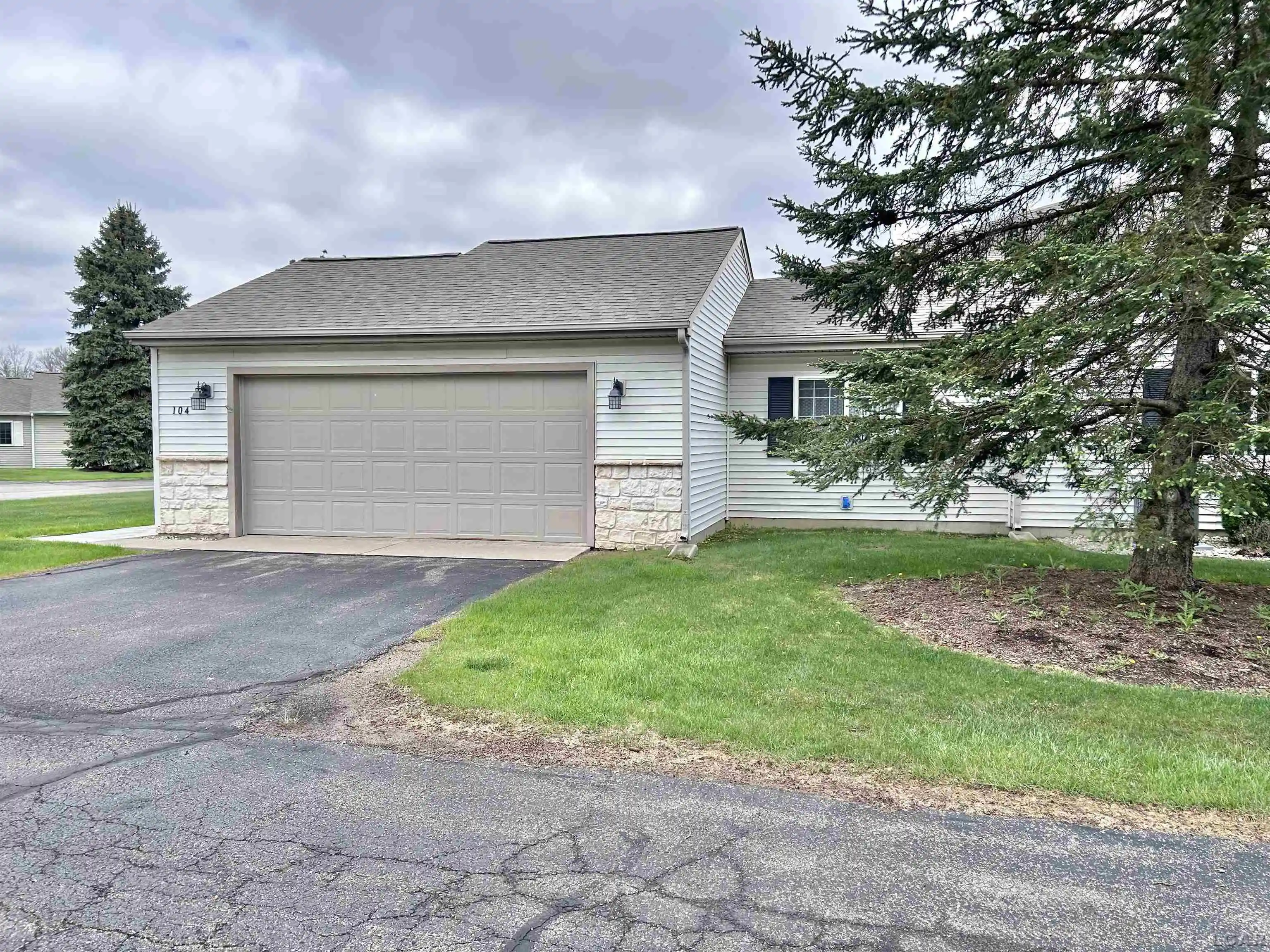 Listing Photo 2 - Condo for sale in 104 Lakewood Dr located at 104 Lakewood Dr, Adrian, MI 49221 - Unit 104 Lakewood Dr