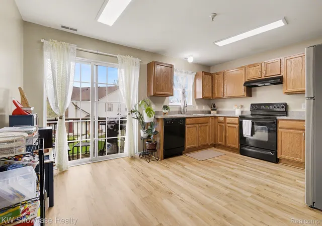Listing Photo 2 - Condo for sale in building located at 9519 Lakeside Dr, YpsilantiCharterTownship_Washtenaw, MI 48197 - Unit #91