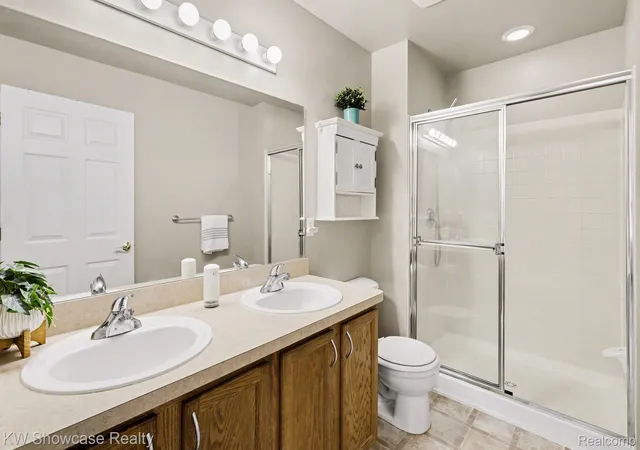 Listing Photo 5 - Condo for sale in building located at 9519 Lakeside Dr, YpsilantiCharterTownship_Washtenaw, MI 48197 - Unit #91