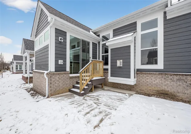 Listing Photo 2 - Condo for sale in building located at 1436 Turner Dr, Walled Lake, MI 48390 - Unit #7