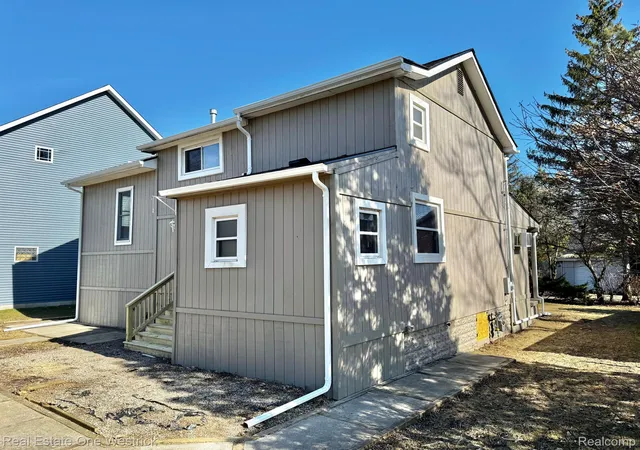5th image of 432 Edgewater Dr, Algonac, MI 48001 | MLS# 20261030871