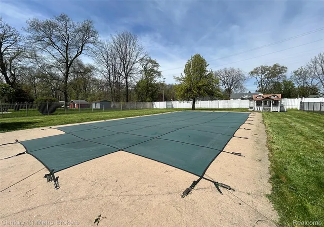 Photo 4 of Single family home for sale at 1124 Trotwood Ln, Flint, MI 48507 | MLS# 20261031255 | Listing updated on 2026-10-30