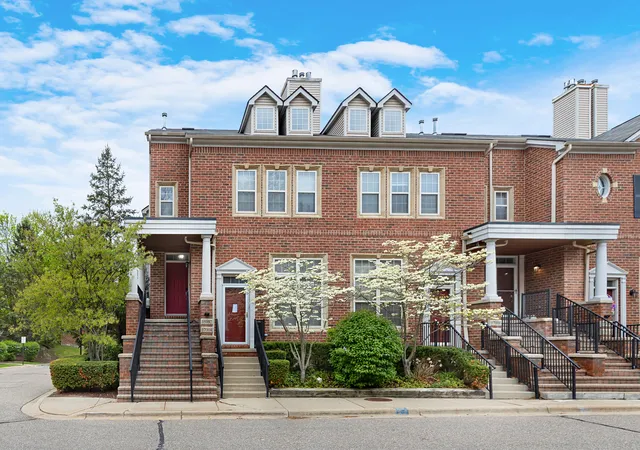 Listing Photo 1 - Condo for sale in building located at 16992 Farmington Rd, Livonia, MI 48154-2973