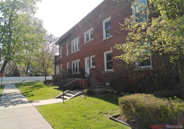 Listing Photo 5 - Condo for sale in building located at 2041 N Main St, Royal Oak, MI 48073