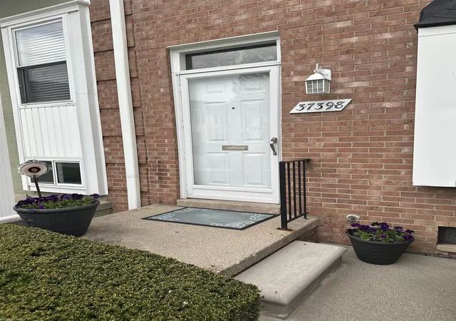 Listing Photo 2 - Condo for sale in building located at 37398 Charter Oaks Blvd, Clinton Township, MI 48036