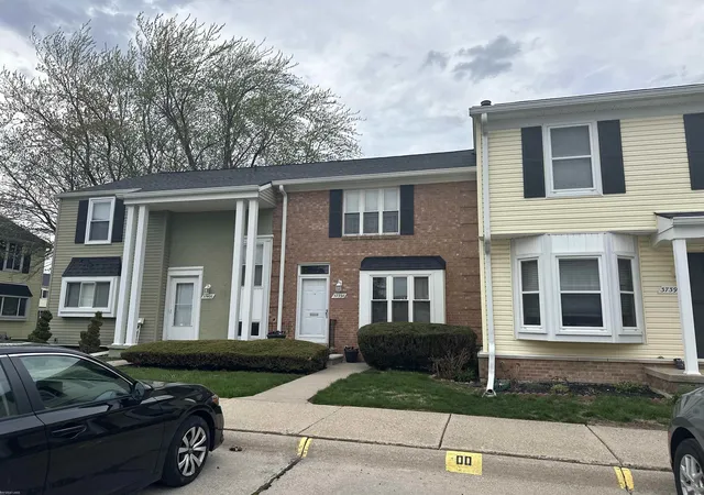 Listing Photo 3 - Condo for sale in building located at 37398 Charter Oaks Blvd, Clinton Township, MI 48036