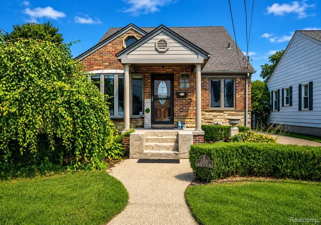 Photo 4 of Single family home for sale at 22501 Maple St, Saint Clair Shores, MI 48081 | MLS# 20261031810 | Listing updated on 2026-08-22