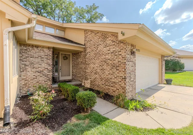 Photo 2 of Condo for sale at 4575 Fairway Ct, Waterford, MI 48328 | MLS# 20261031837 | Listing updated on 2026-08-22