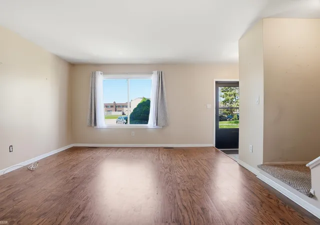 3rd image of 38150 Jamestown Dr, Sterling Heights, MI 48312