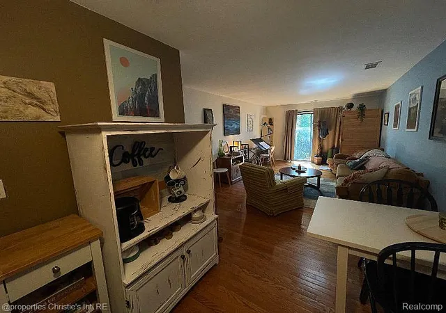 Listing Photo 4 - Condo for sale in building located at 15999 W 11 Mile Rd, Southfield, MI 48076 - Unit #20
