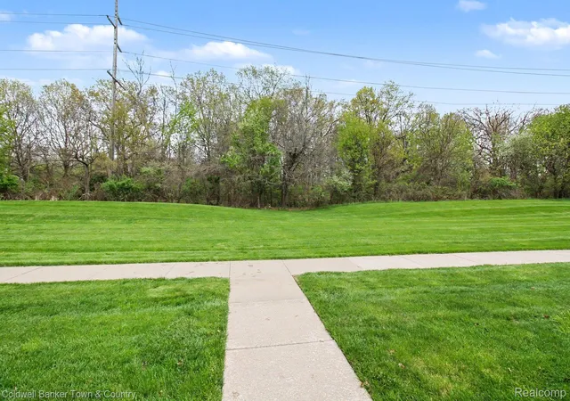 Listing Photo 3 - Condo for sale in building located at 594 Olde English Cir, Howell, MI 48855