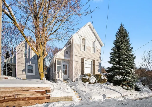 Homes for sale in Grand Rapids, MI | 916 Lafayette Ave Ne, Grand Rapids, MI 49503 | MLS# 65026020424