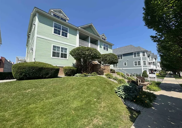 28th image of 707 E State St, Traverse City, MI 49686 | MLS# 78080067880