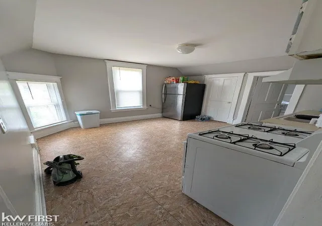 Listing Photo 4 - Condo for sale in building located at 609 Thomson St, Flint, MI 48503