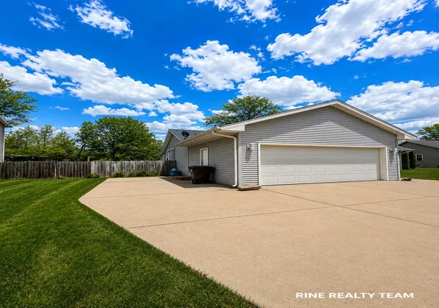 Homes for sale in Lansing, MI | 1121 Durango Dr, Lansing, MI 48917 | MLS# 65026020796