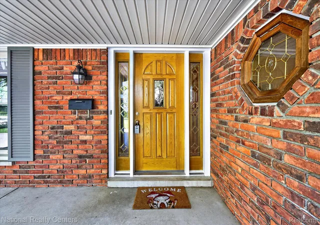 4th image of 35037 Ellen Ct, Livonia, MI 48154 | MLS# 20261032676