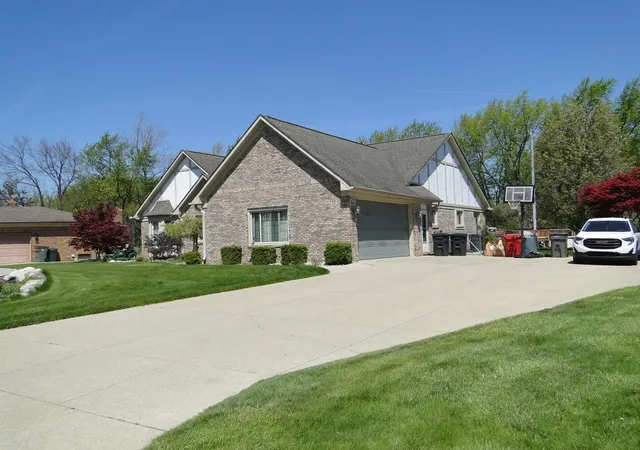 Photo 4 of Single family home for sale at 19549 Dixie Dr, Clinton Township, MI 48035 | MLS# 58050206861 | Listing updated on 2026-06-16