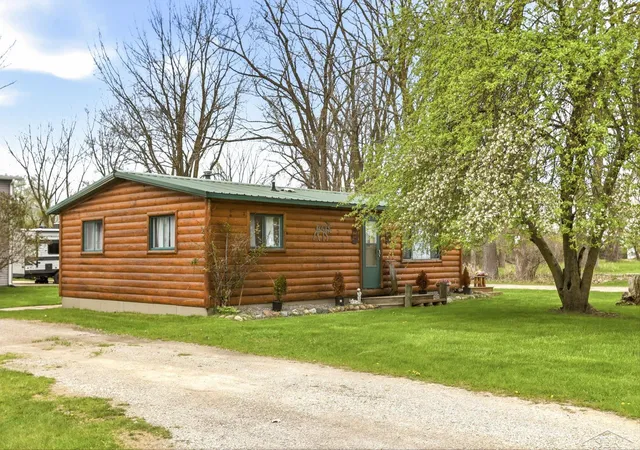 Photo 4 of Single family home for sale at 200 Sunrise, Bay City, MI 48706 | MLS# 61050206926 | Listing updated on 2026-09-25