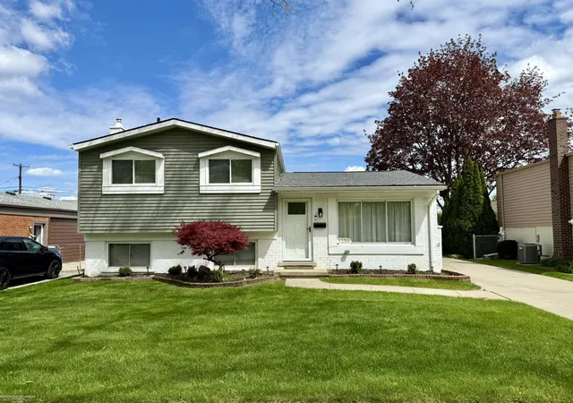 Photo 1 of Sale Pending at 1250 W Elmwood Ave, Clawson, MI 48017 | MLS# 58050206964 | Listing updated on 2026-07-10