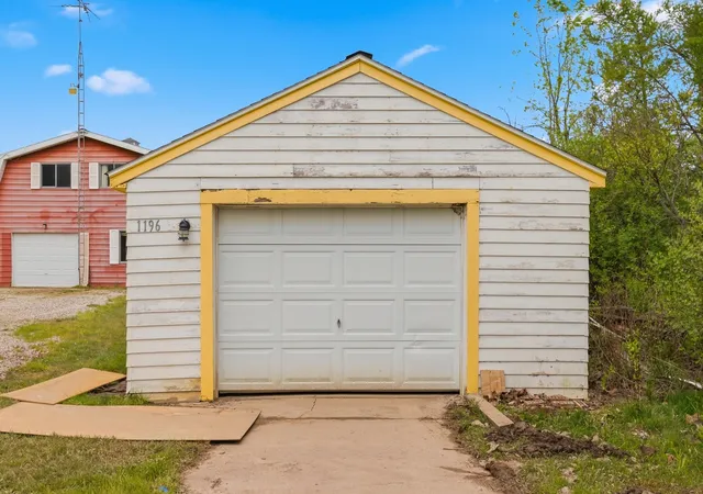 Photo 3 of Single family home for sale at 1196 Lakeview Dr, Brooklyn, MI 49230 | MLS# 81026021141 | Listing updated on 2026-08-25