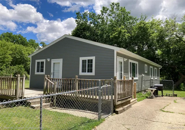 Photo 1 of Sale Pending at 63 Parkdale Ave, Pontiac, MI 48340 | MLS# 20261033176 | Listing updated on 2026-07-05