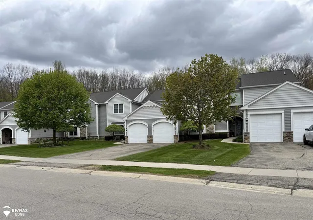 Listing Photo 2 - Condo for sale in building located at 2131 Carriage Hl Cir, Lapeer, MI 48446 - Unit #
