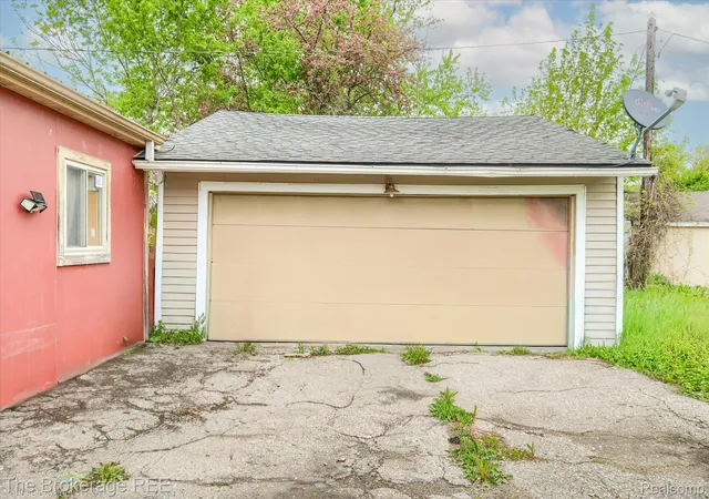 Photo 3 of Single family home for sale at 1410 W Atherton Rd, Flint, MI 48507 | MLS# 20261033654 | Listing updated on 2026-07-06