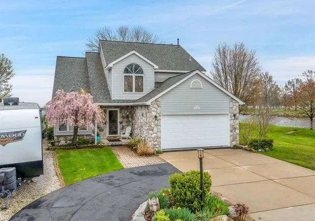Photo 2 of Single family home for sale at 37330 Lakeshore Dr, Harrison Township, MI 48045 | MLS# 58050207330 | Listing updated on 2026-05-12