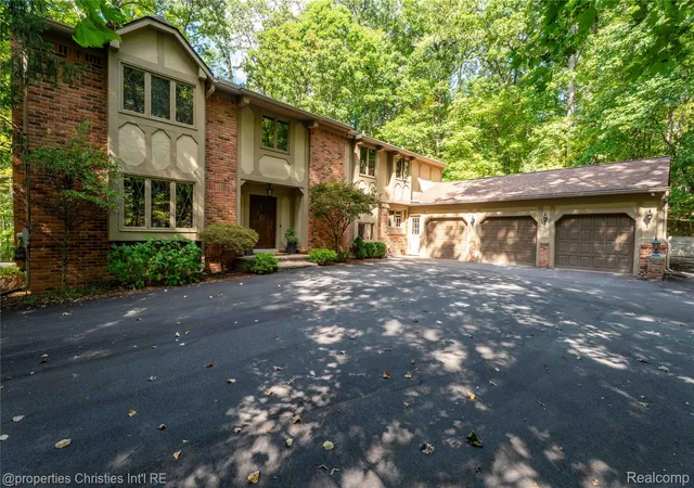 Photo 2 of Single family home for sale at 1100 Bretton Ln, Bloomfield Hills, MI 48304 | MLS# 20261034366 | Listing updated on 2026-08-24
