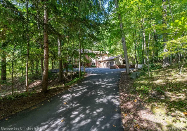 Photo 3 of Single family home for sale at 1100 Bretton Ln, Bloomfield Hills, MI 48304 | MLS# 20261034366 | Listing updated on 2026-08-24