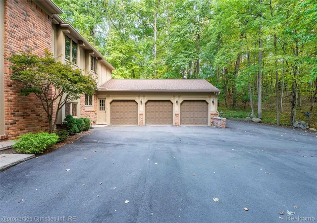 Photo 3 of Single family home for sale at 1100 Bretton Ln, Bloomfield Hills, MI 48304 | MLS# 20261034366 | Listing updated on 2026-08-24