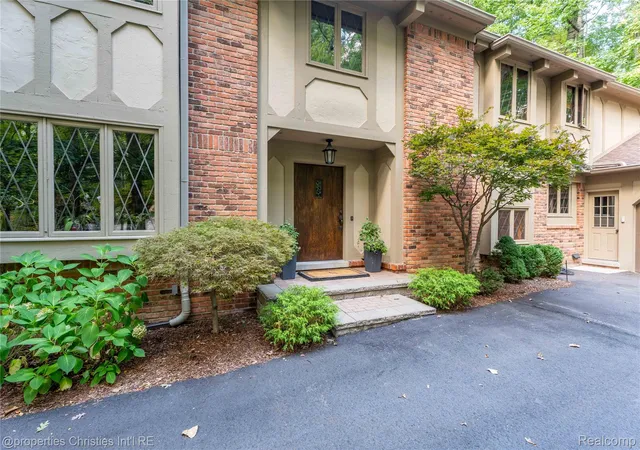 Photo 4 of Single family home for sale at 1100 Bretton Ln, Bloomfield Hills, MI 48304 | MLS# 20261034366 | Listing updated on 2026-08-24