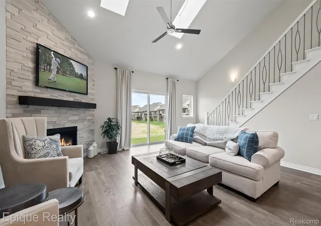 Listing Photo 5 - Condo for sale in building located at 181 E Market St, Oxford, MI 48371