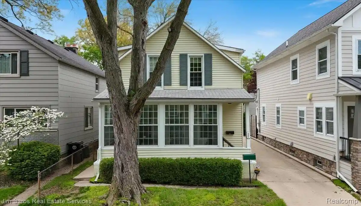 Listing Photo 1 - Condo for sale in 124 Muir Rd located at 124 Muir Rd, Grosse Pointe Farms, MI 48236 - Unit 124 Muir Rd
