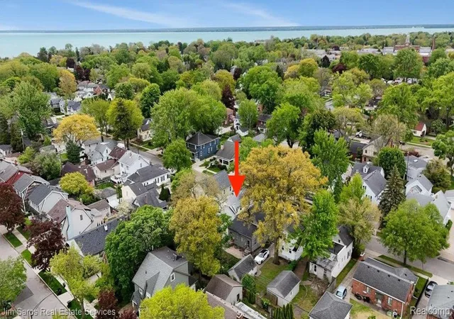 2nd image of 124 Muir Rd, Grosse Pointe Farms, MI 48236