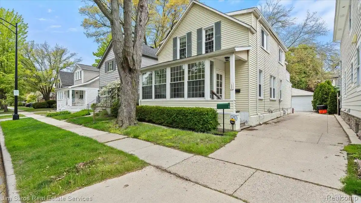 Listing Photo 2 - Condo for sale in 124 Muir Rd located at 124 Muir Rd, Grosse Pointe Farms, MI 48236 - Unit 124 Muir Rd