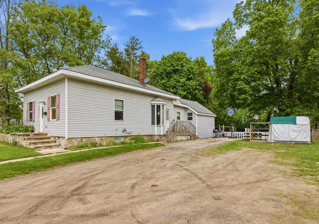 Photo 3 of Single family home for sale at 52 W Chicago St, Quincy, MI 49082 | MLS# 53026022258 | Listing updated on 2026-08-13