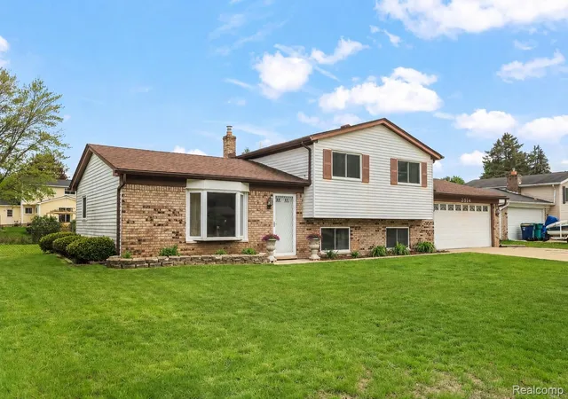 Photo 1 of Sale Pending at 2814 Burgess Hl Dr, Waterford, MI 48329 | MLS# 20261034930 | Listing updated on 2026-07-07