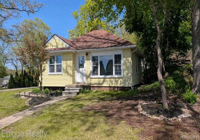 Photo 1 of Single family home for sale at 3605 Jackson Blvd, White Lake, MI 48383 | MLS# 20261035035 | Listing updated on 2026-07-08