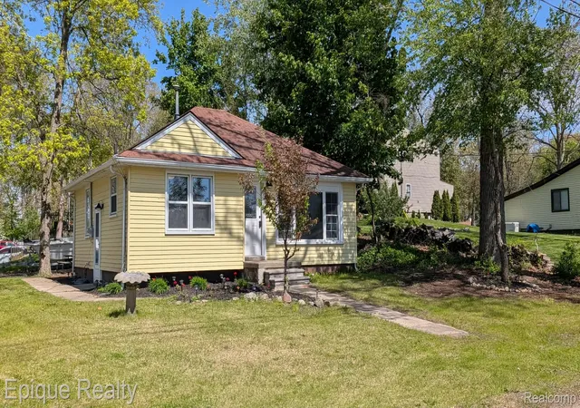 Photo 2 of Single family home for sale at 3605 Jackson Blvd, White Lake, MI 48383 | MLS# 20261035035 | Listing updated on 2026-07-08