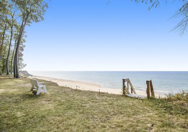 Photo 4 of Single family home for sale at 2013 N Scenic Dr, Muskegon, MI 49445 | MLS# 65026022606 | Listing updated on 2026-09-01