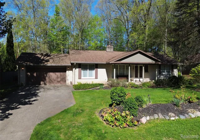 Photo 1 of Sale Pending at 1349 Ox Yoke Dr, Flint, MI 48532 | MLS# 20261035491 | Listing updated on 2026-09-16
